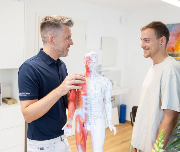 Dr. Schön im Gespräch mit einem männlichen Patienten