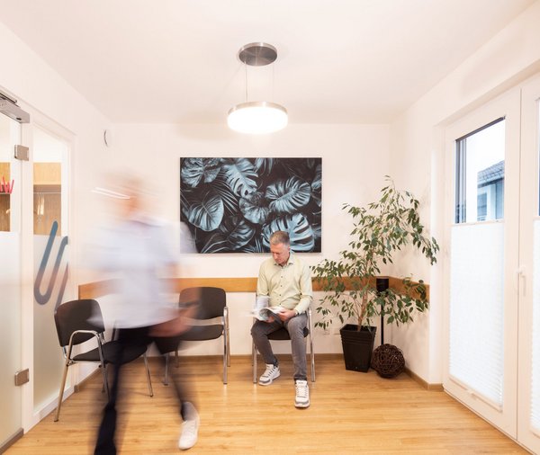 Der Wartebereich der Praxis Dr. Schön & Kollegen mit Patienten