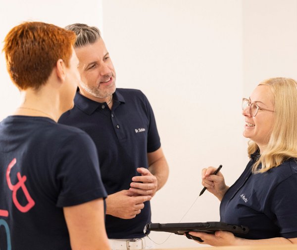 Dr. Schön im Gespräch mit seinem Team