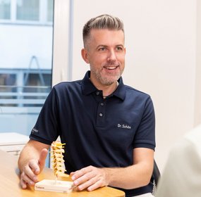 Dr. Daniel Schön im Gespräch mit einem Patienten