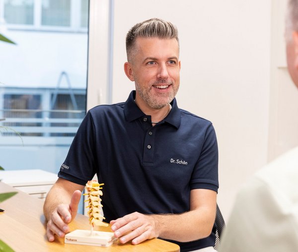 Dr. Daniel Schön im Gespräch mit einem Patienten