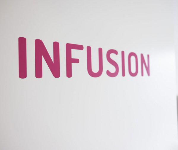 Eine Tür mit Infusion Beschriftung